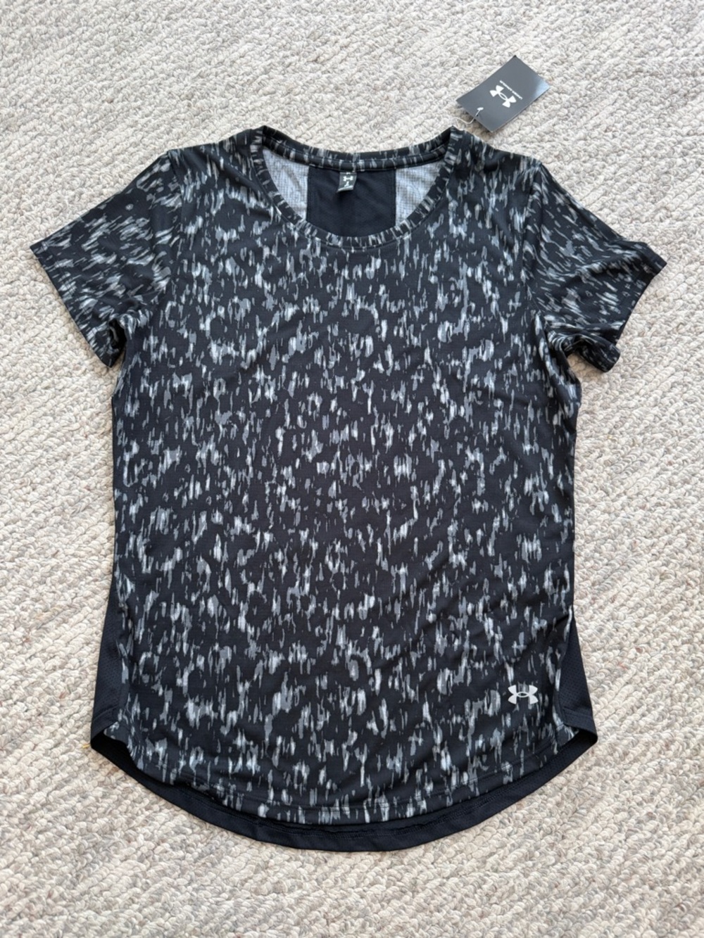 Under Armour Women’s Small HeatGear Athletic Top Black White Print Shirt